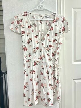 Hollister Floral Wrap Romper Dress in Ivory with Red/Pink Rose Print - Small